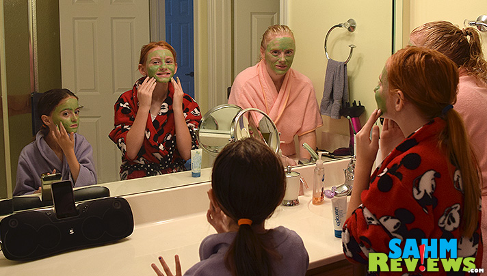 Applying Epicuren Chai Soy Mud Mask during our mother/daughter spa day. - SahmReviews.com