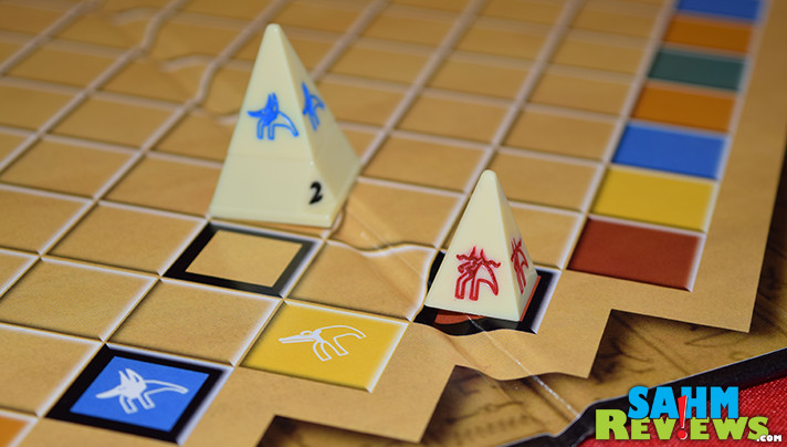 Battle of the Pyramids seems to be a combination of Stratego and Checkers. Find out if this odd mashup works in our latest article about Thrift Treasure finds! - SahmReviews.com